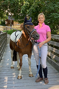 Bild Verena Nitschke, Reitlehrerin, mit Pony Lucky auf Brücke